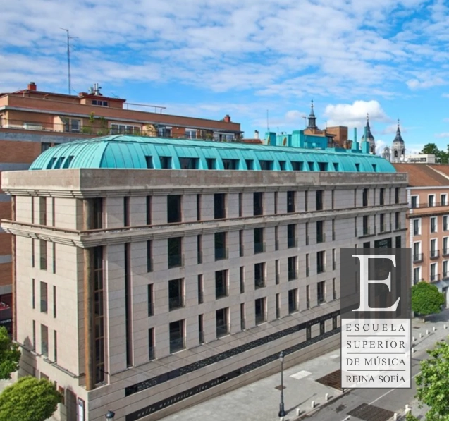Edificio moderno de la Escuela Superior de Música Reina Sofía en Madrid,
