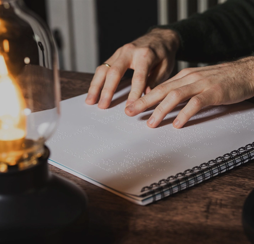 Manos leyendo un texto en braille